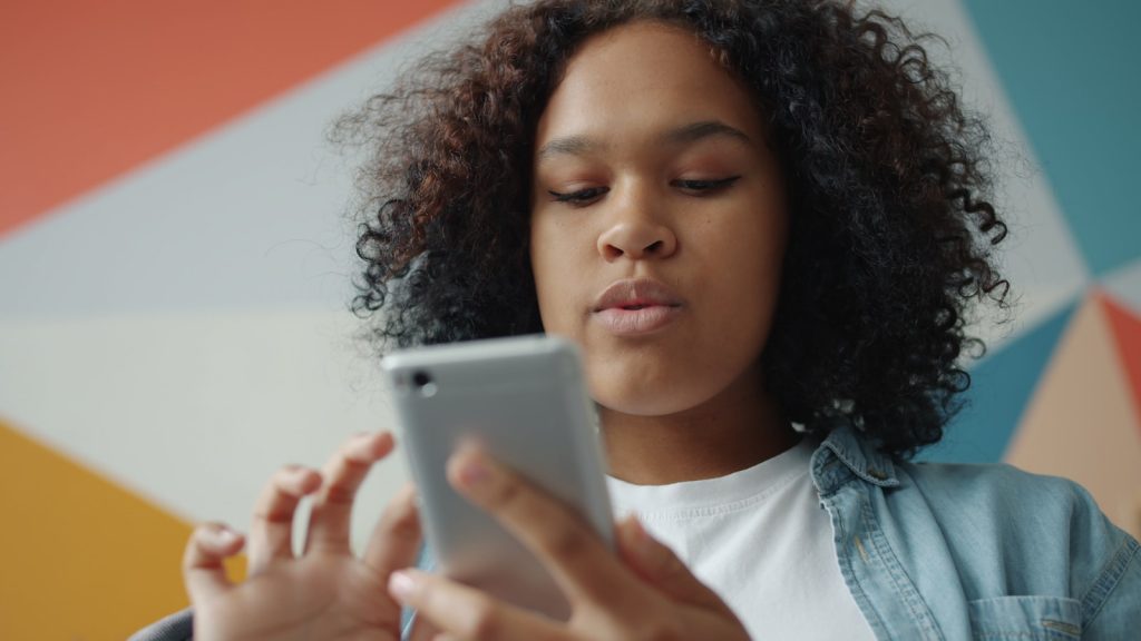 Jugendliche Person nutzt ein Smartphone zum Lernen