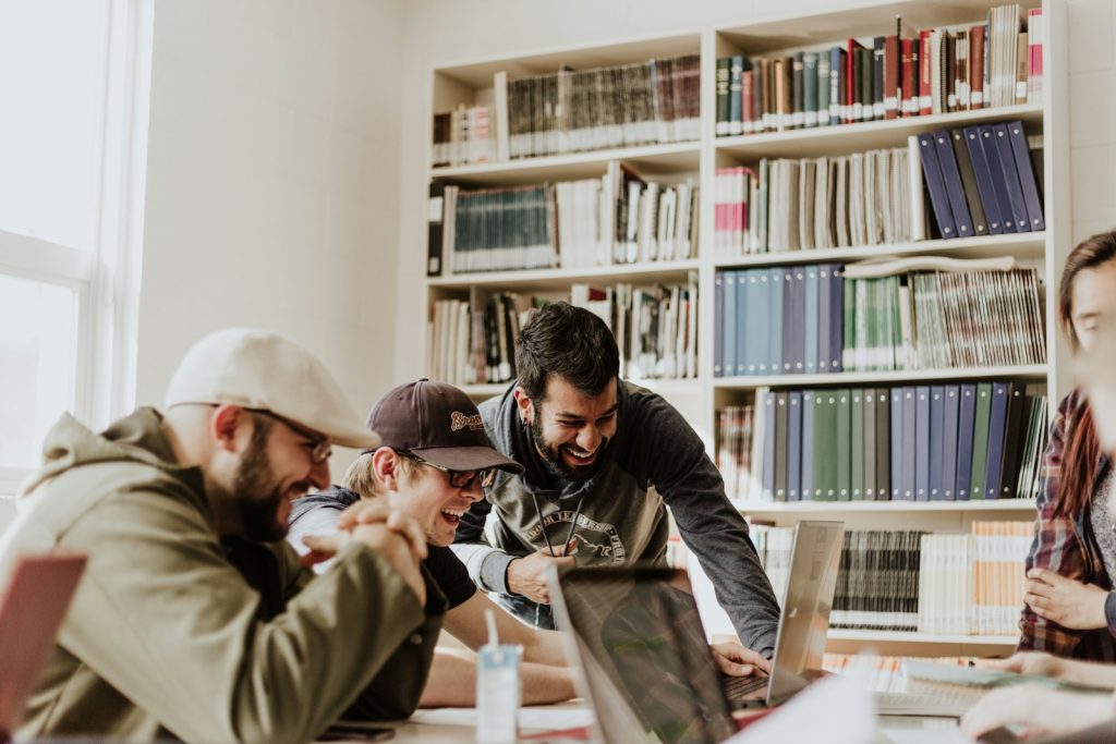 Studierende arbeiten gemeinsam an einer Aufgabe