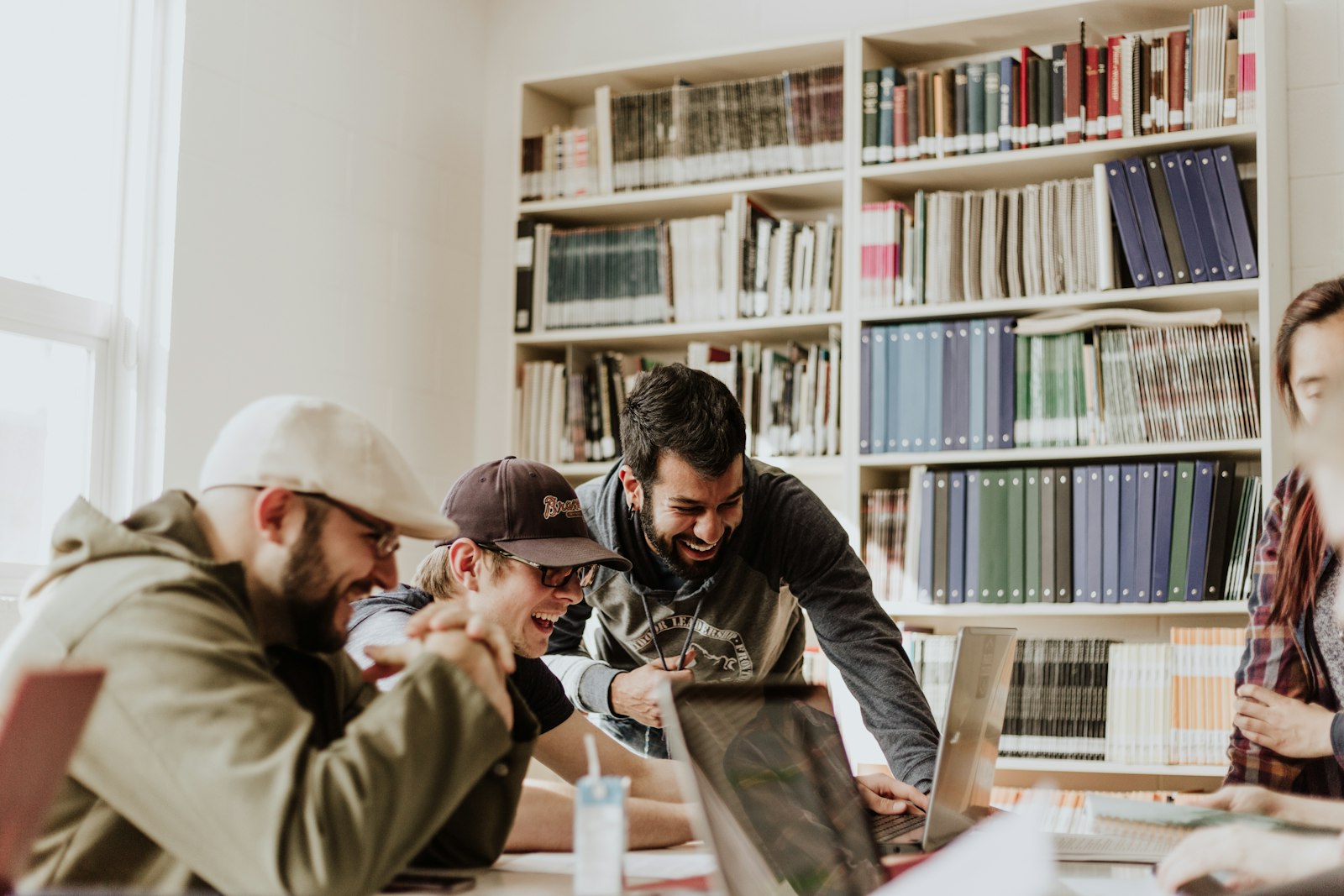 Studierende arbeiten gemeinsam an einer Aufgabe