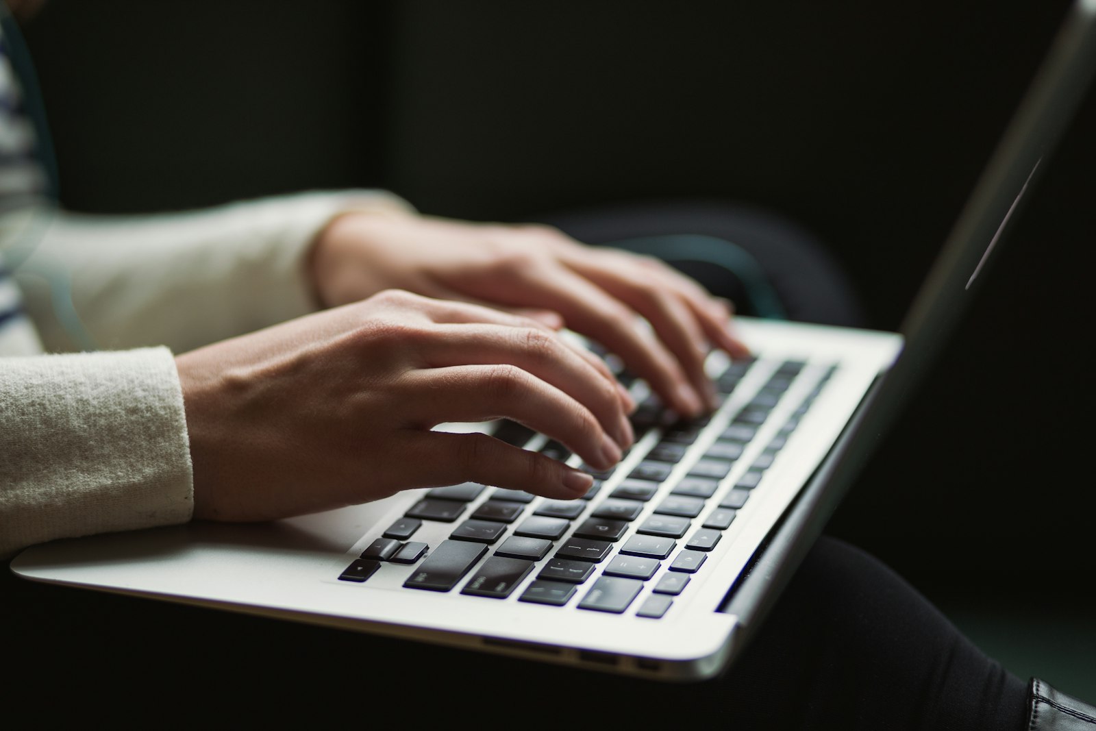 Person arbeitet an einem Laptop mit einem KI-Chat