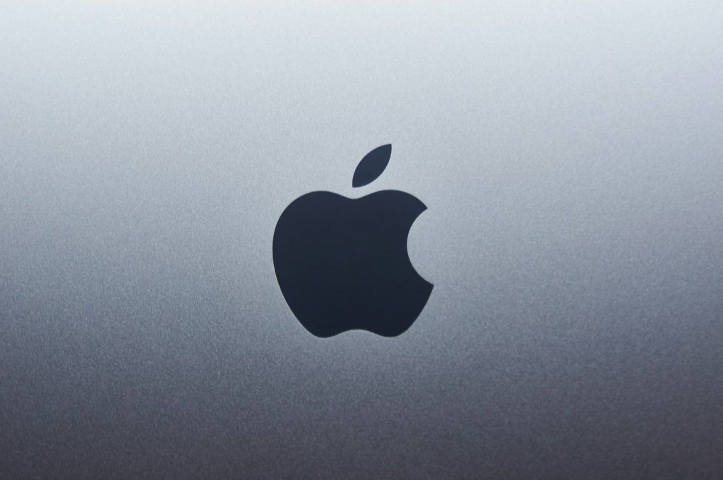 Ein Mac-Bildschirm mit Nachrichten- und KI-App-Symbolen als Sinnbild für neue Systemzugriffe