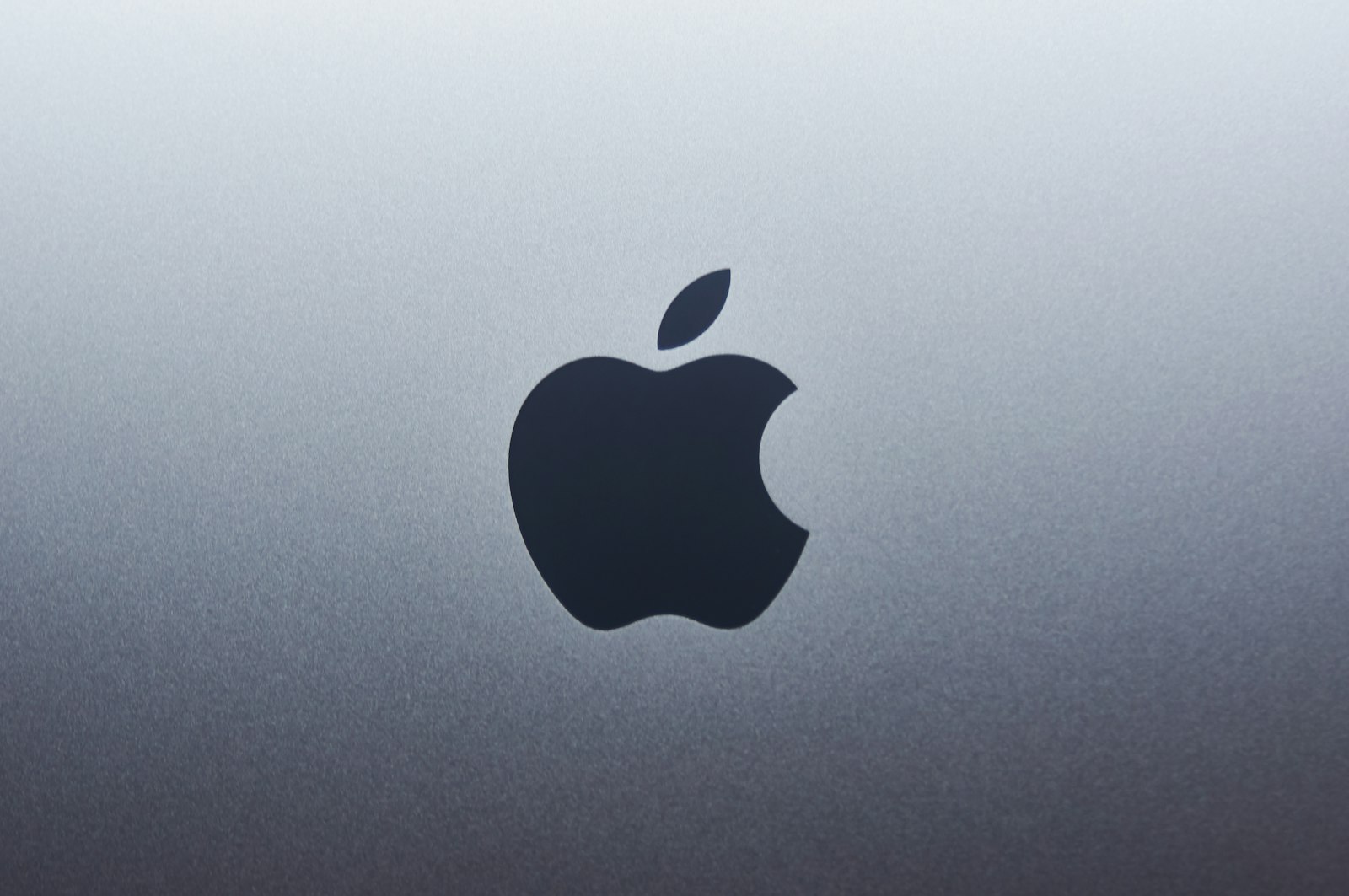 Ein Mac-Bildschirm mit Nachrichten- und KI-App-Symbolen als Sinnbild für neue Systemzugriffe