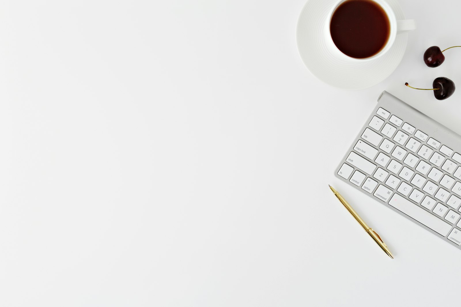 Laptop auf einem aufgeräumten Schreibtisch als Symbol für digitale Arbeitsabläufe