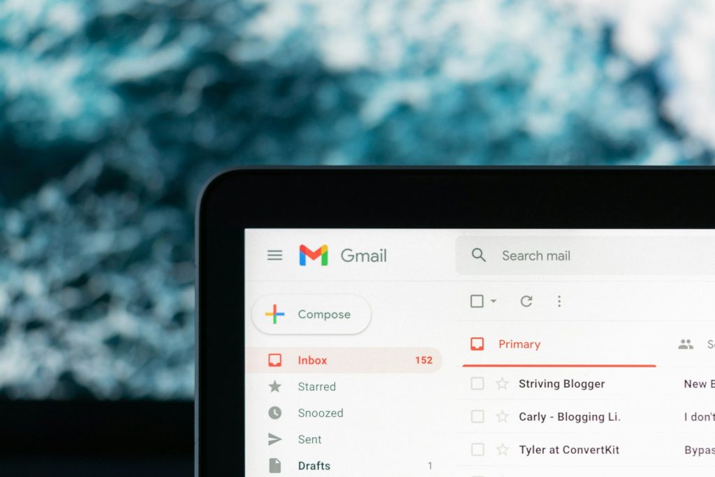 Laptop-Bildschirm mit geöffnetem E-Mail-Postfach, symbolisch für automatisierten Mailversand durch KI