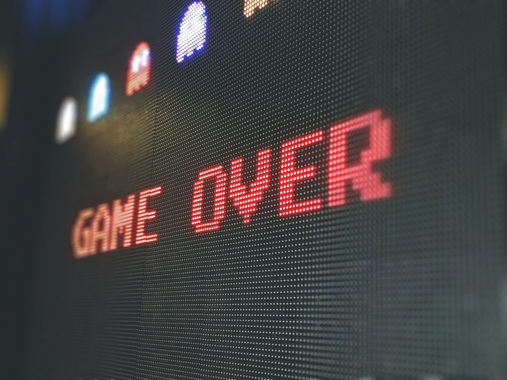 Nahaufnahme eines Bildschirms mit buntem, leuchtendem Programmcode als Symbol für KI-generierte Spiele