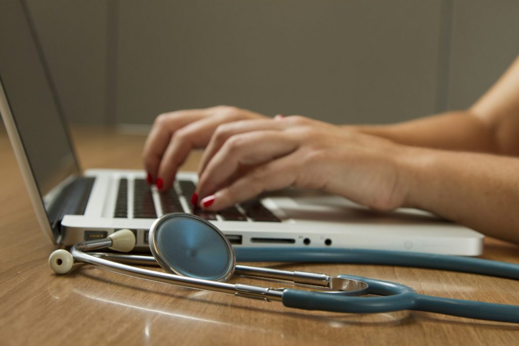 Abstrakte Darstellung digitaler Gesundheitsdaten in einer ruhigen medizinischen Umgebung