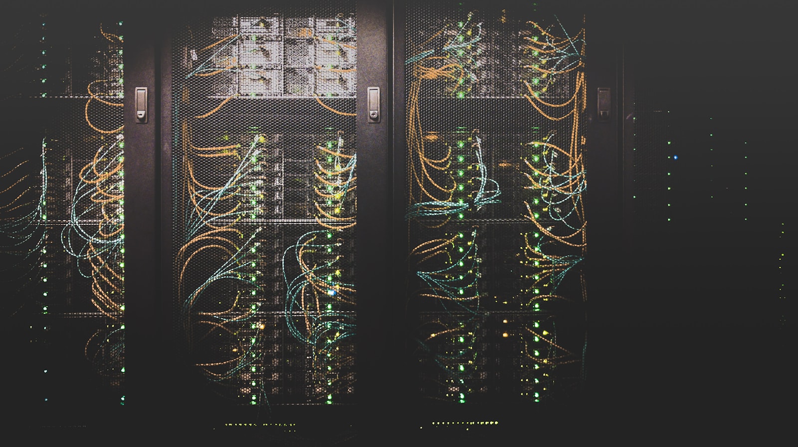 Serverraum mit leuchtenden Kabeln als Symbol für das Web und digitale Inhalte