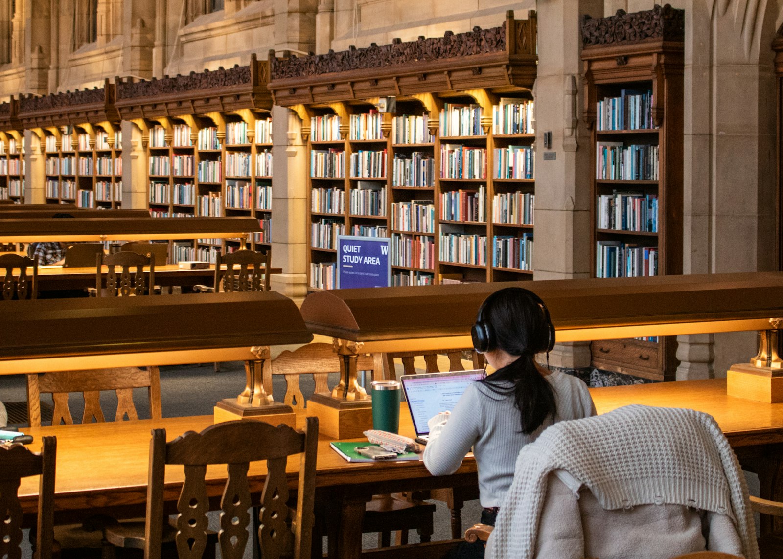 Studentin arbeitet mit Laptop an einem ruhigen Arbeitsplatz