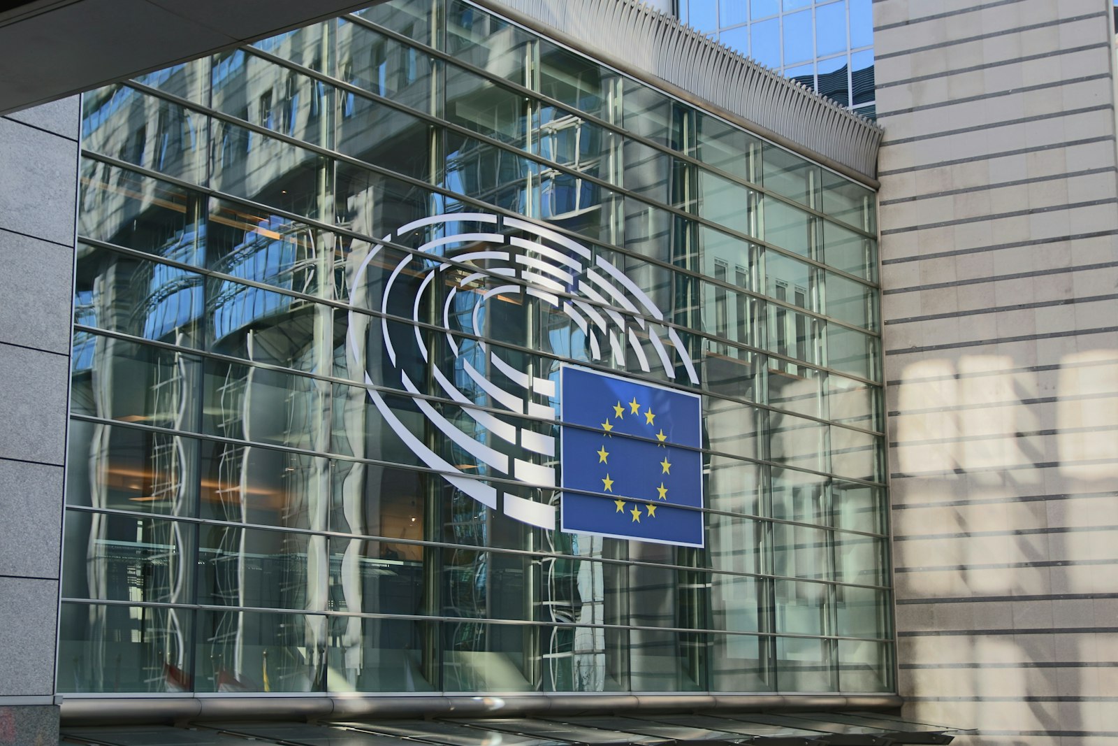 Architektur des Europäischen Parlaments als Symbol für die KI-Regulierung
