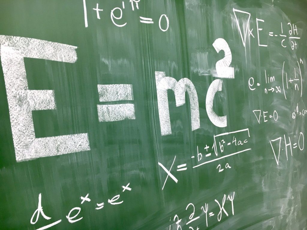 Tafel mit mathematischen Formeln, symbolisch für Grundlagenforschung in der Mathematik