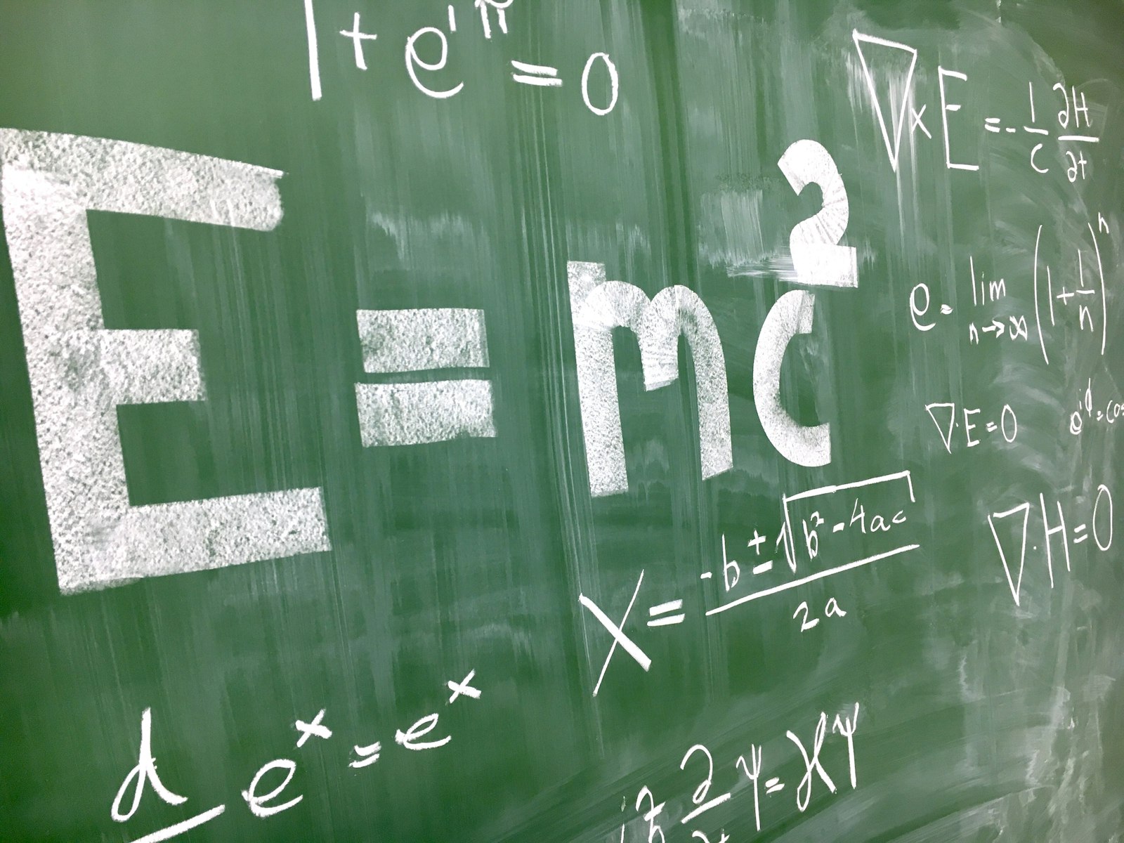 Tafel mit mathematischen Formeln, symbolisch für Grundlagenforschung in der Mathematik