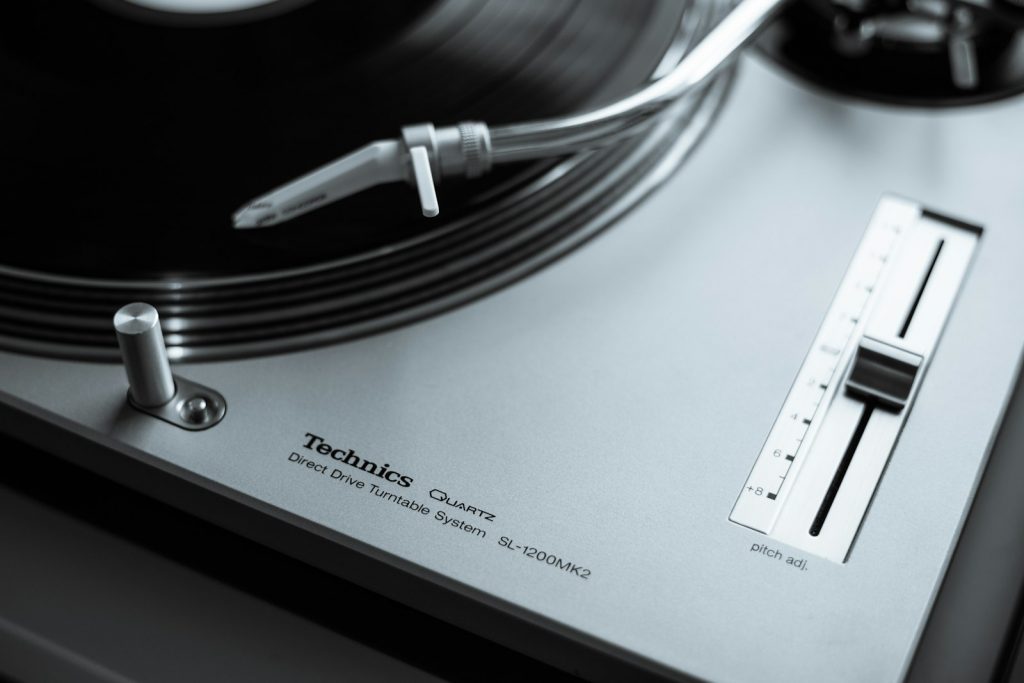 Plattenspieler in einem ruhig beleuchteten Musikstudio
