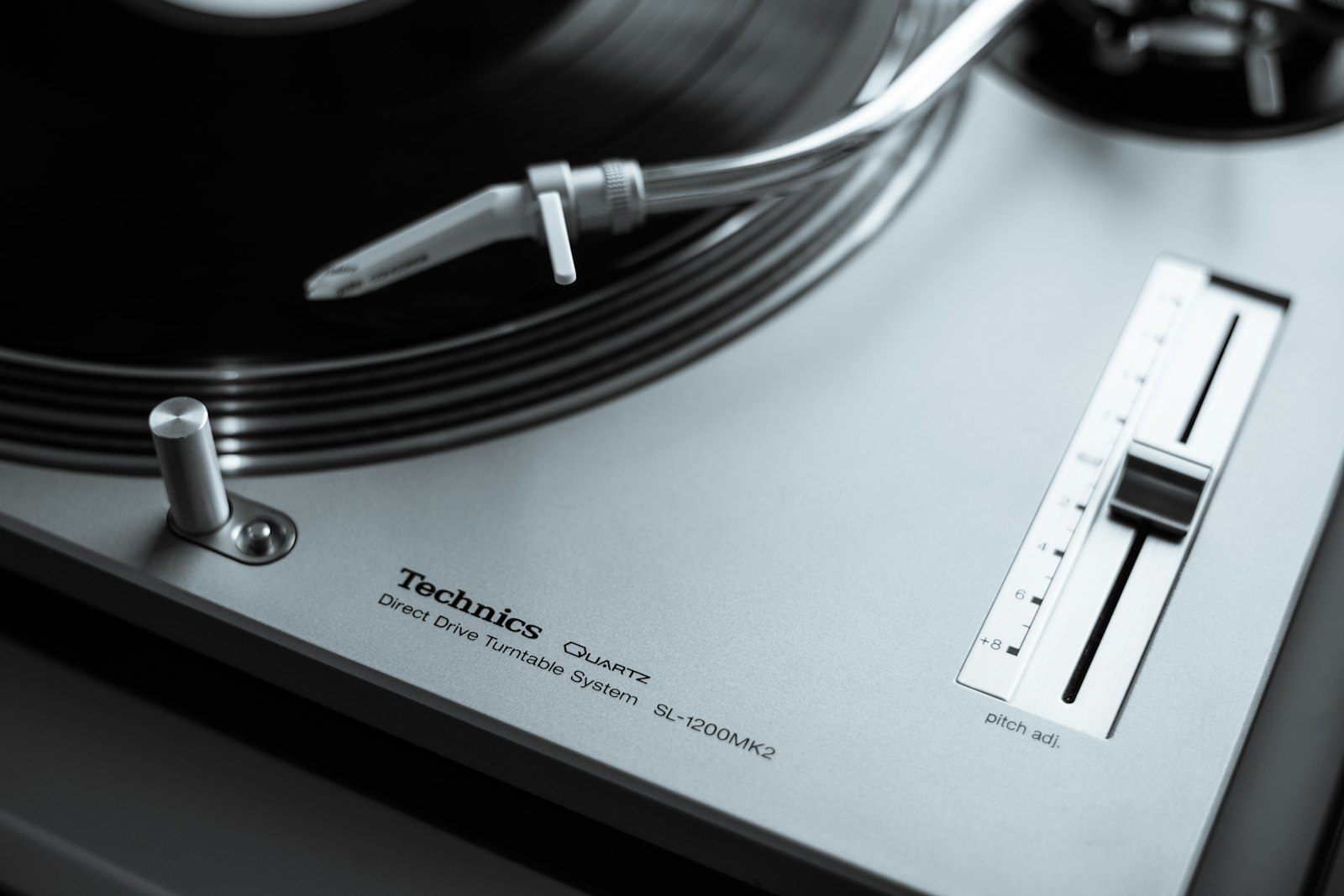 Plattenspieler in einem ruhig beleuchteten Musikstudio
