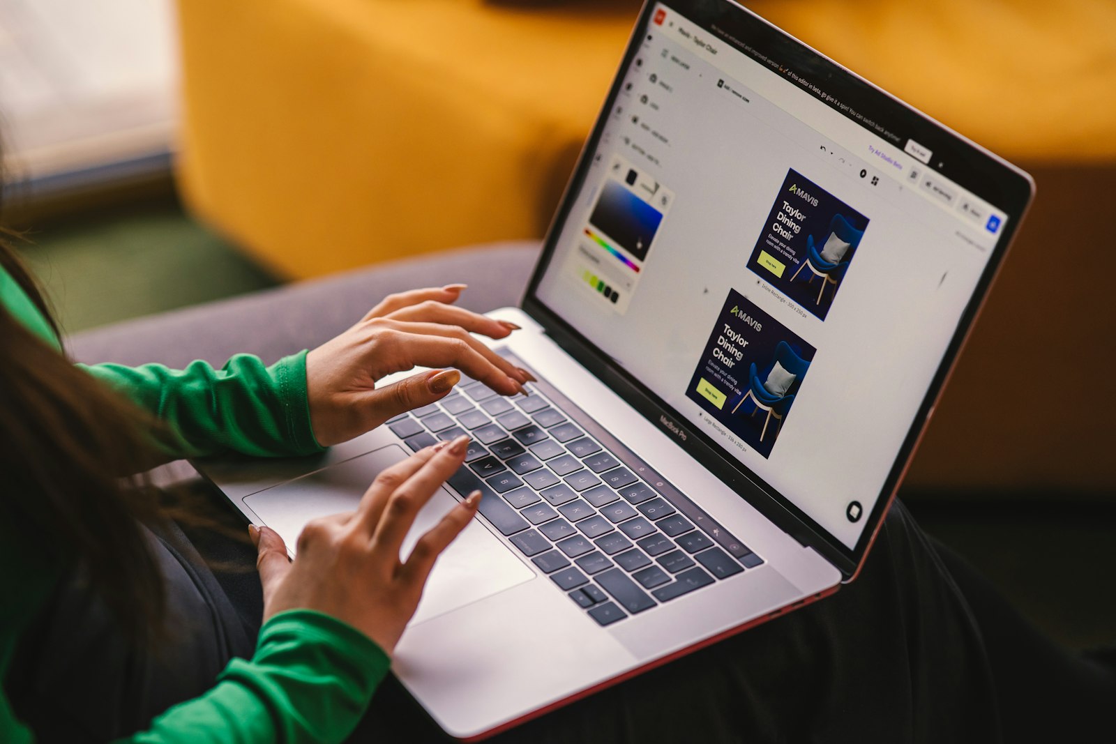 Laptop mit Arbeitsunterlagen für digitale Automatisierung