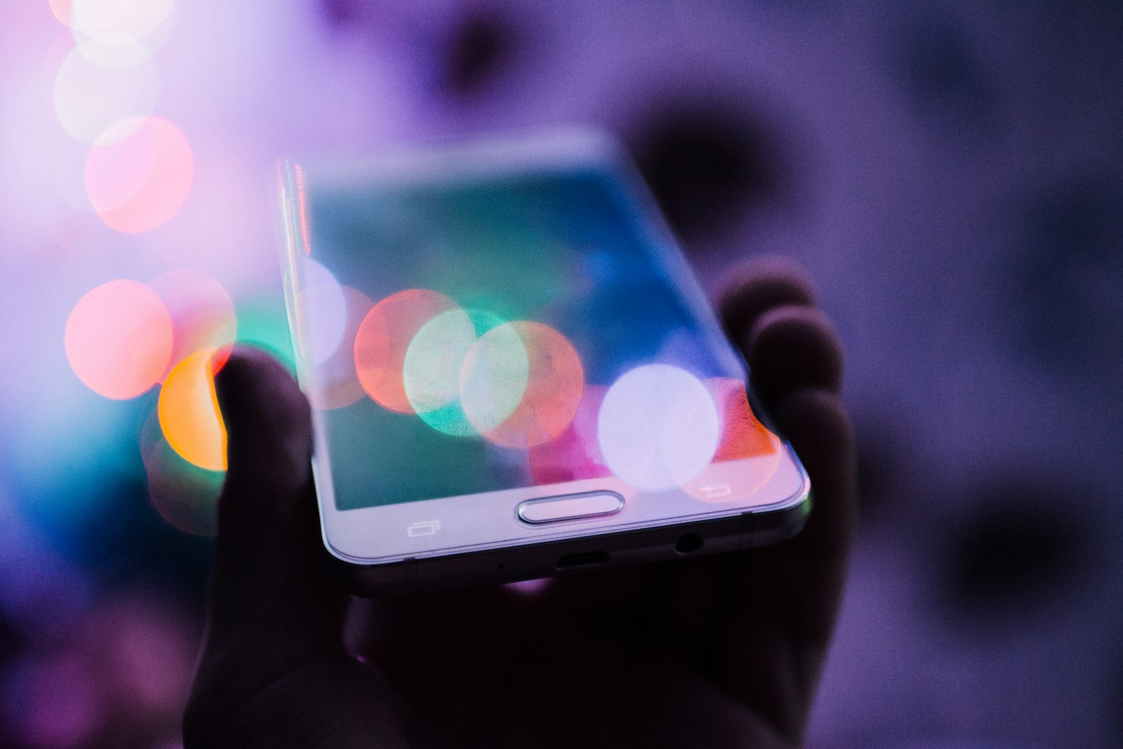 Smartphone mit abstrakter KI-Darstellung auf dem Bildschirm
