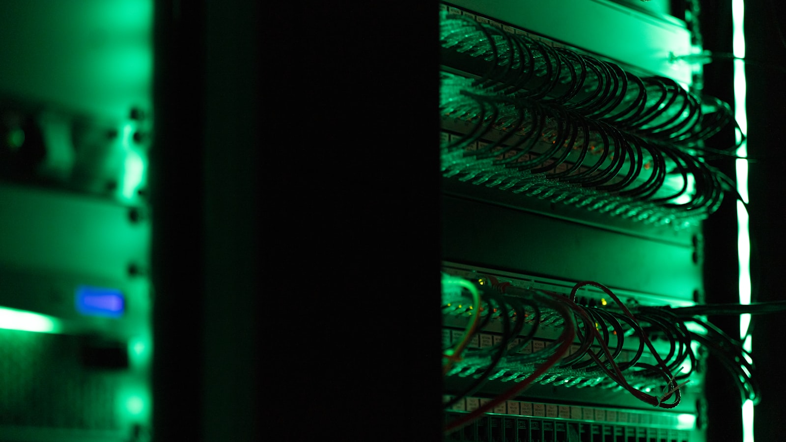 Symbolbild: Serverraum mit blauem Licht