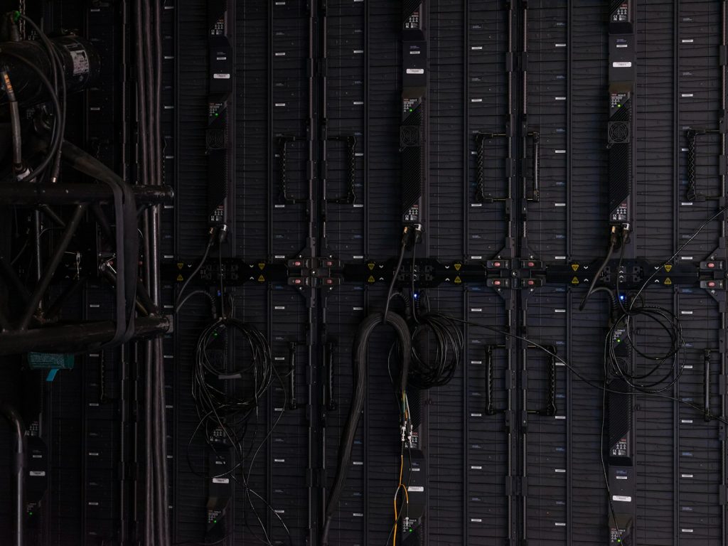 Beleuchtete Serverracks in einem Rechenzentrum