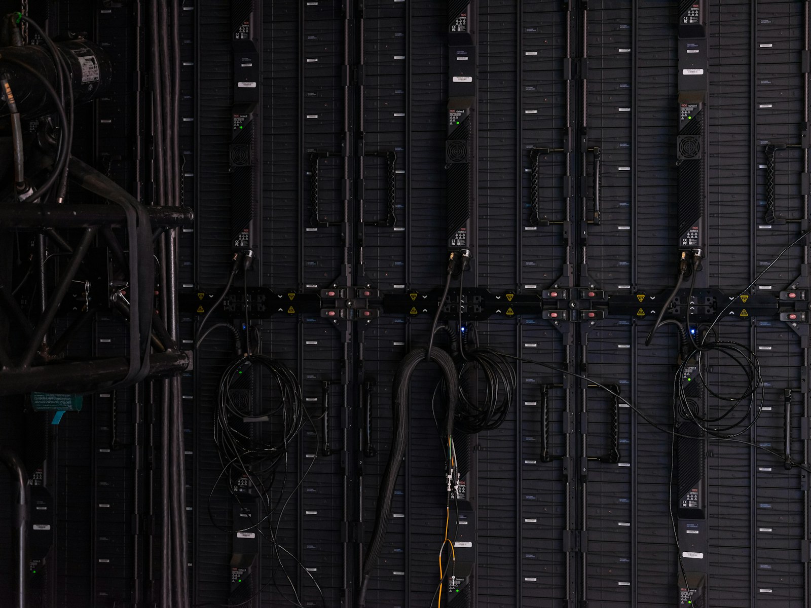 Beleuchtete Serverracks in einem Rechenzentrum