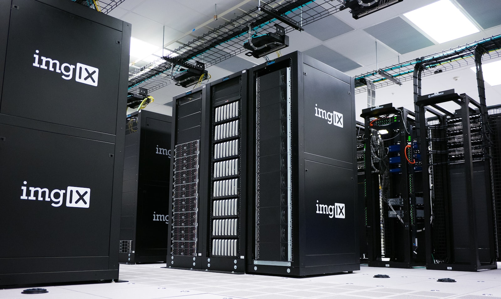 Server-Hardware in einem Rechenzentrum als Symbol für große KI-Modelle