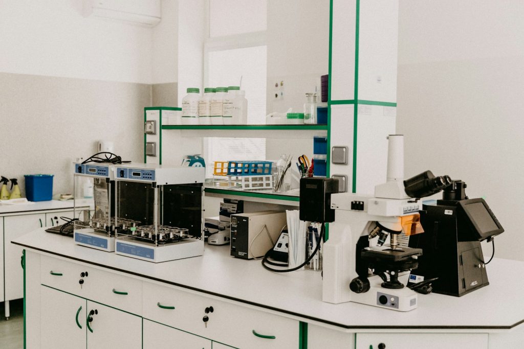 Computerarbeitsplatz in einem wissenschaftlichen Labor