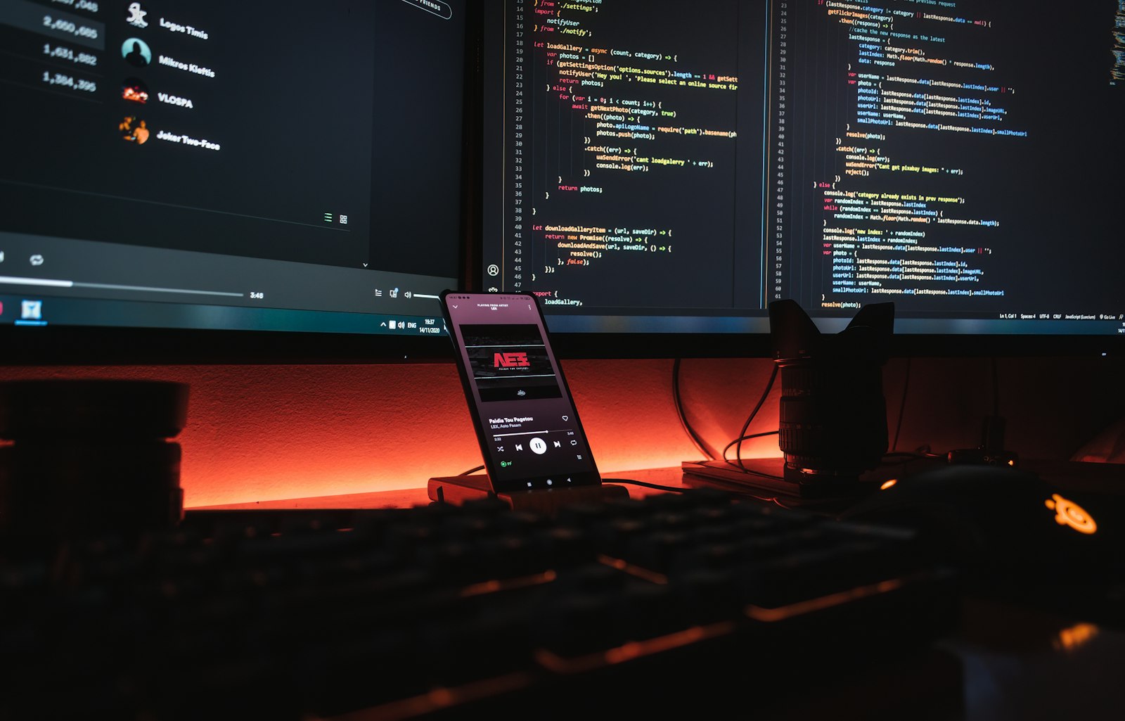 Programmcode und Terminal auf einem Bildschirm
