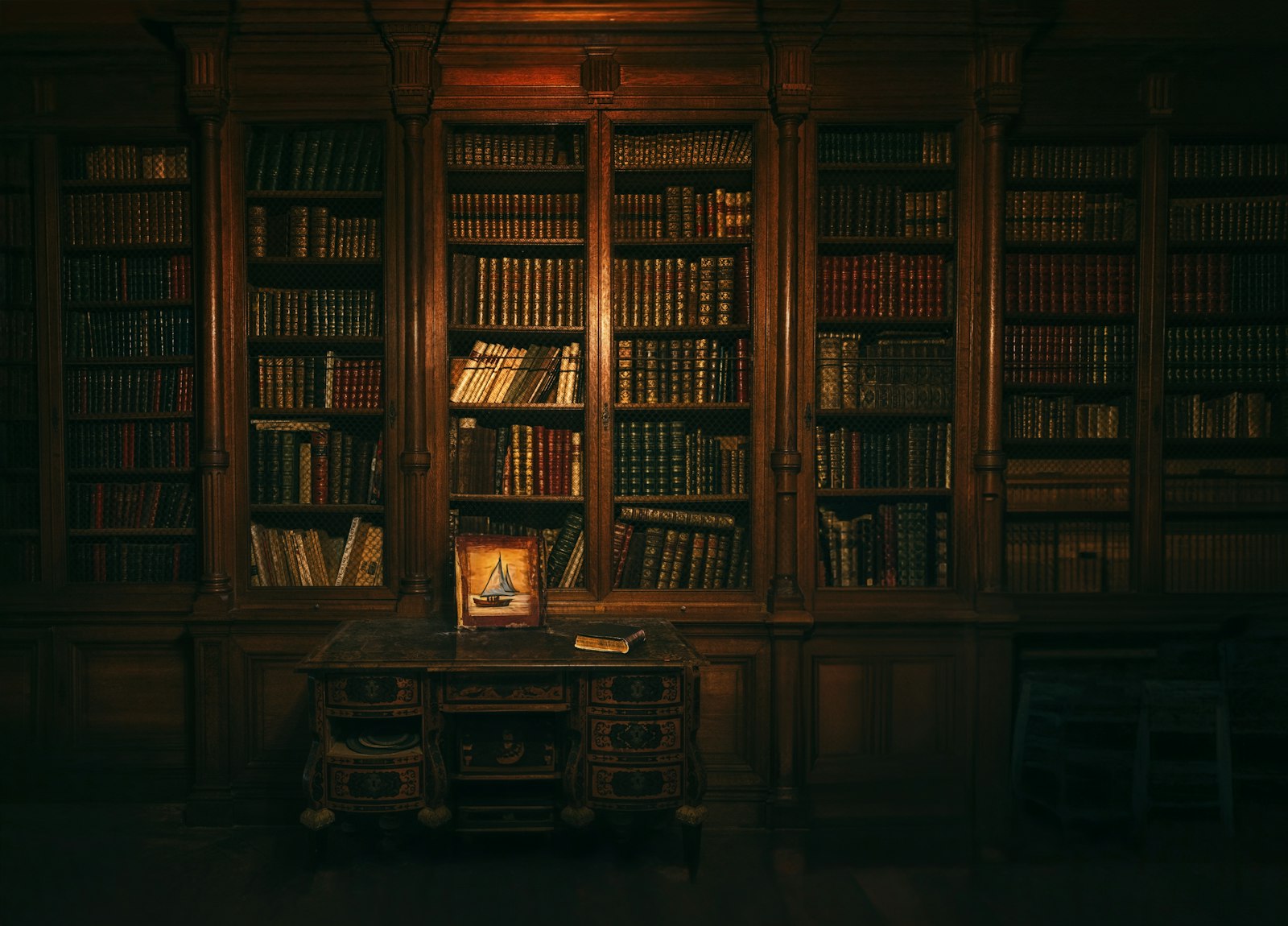 Aufgeschlagenes Notizbuch und Laptop auf einem Schreibtisch in einer Bibliothek