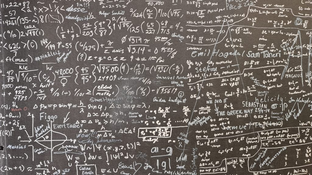 Mathematische Formeln und Skizzen auf einer Tafel, Symbolbild für KI-gestützte Mathematikforschung