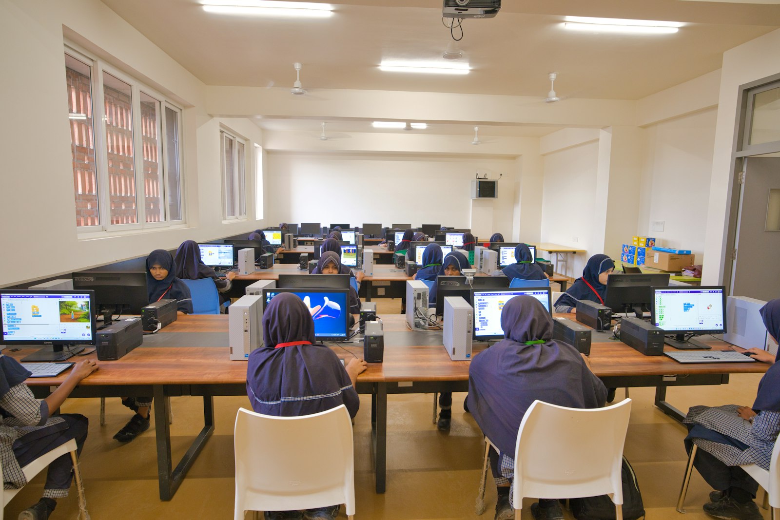 Computerarbeitsplatz in einem Labor als Symbol für die Prüfung von KI-Systemen