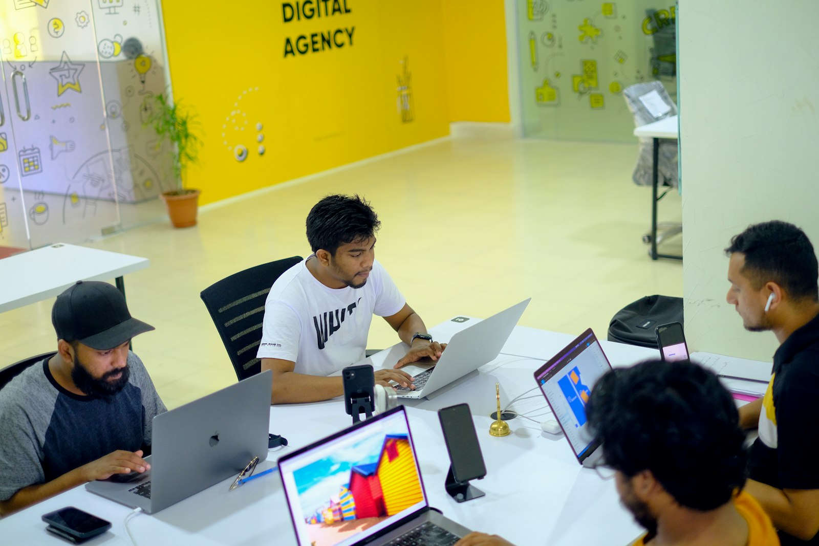 Abstraktes digitales Netzwerk aus verbundenen Knotenpunkten als Symbolbild für die KI-Nachrichten der Woche