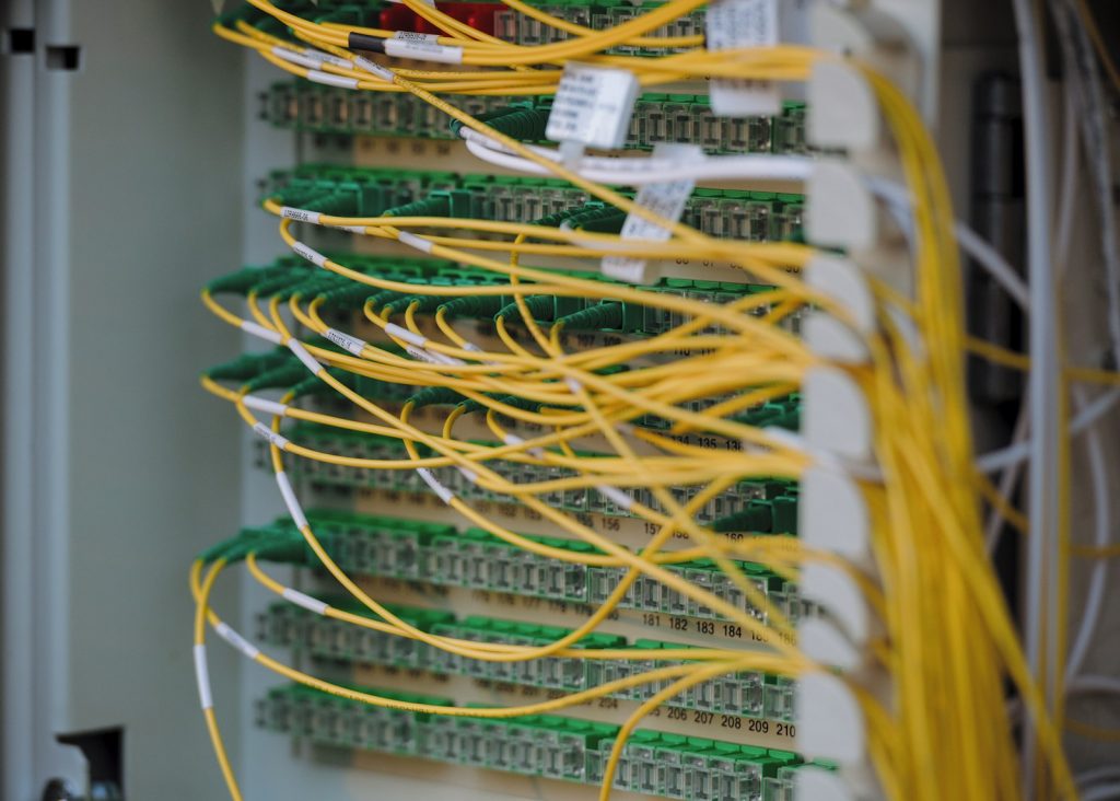 Beleuchtete Server in einem Rechenzentrum als Symbol für die Infrastruktur von KI-Agenten