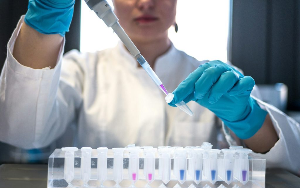 Wissenschaftlerin analysiert Forschungsdaten am Bildschirm im Labor