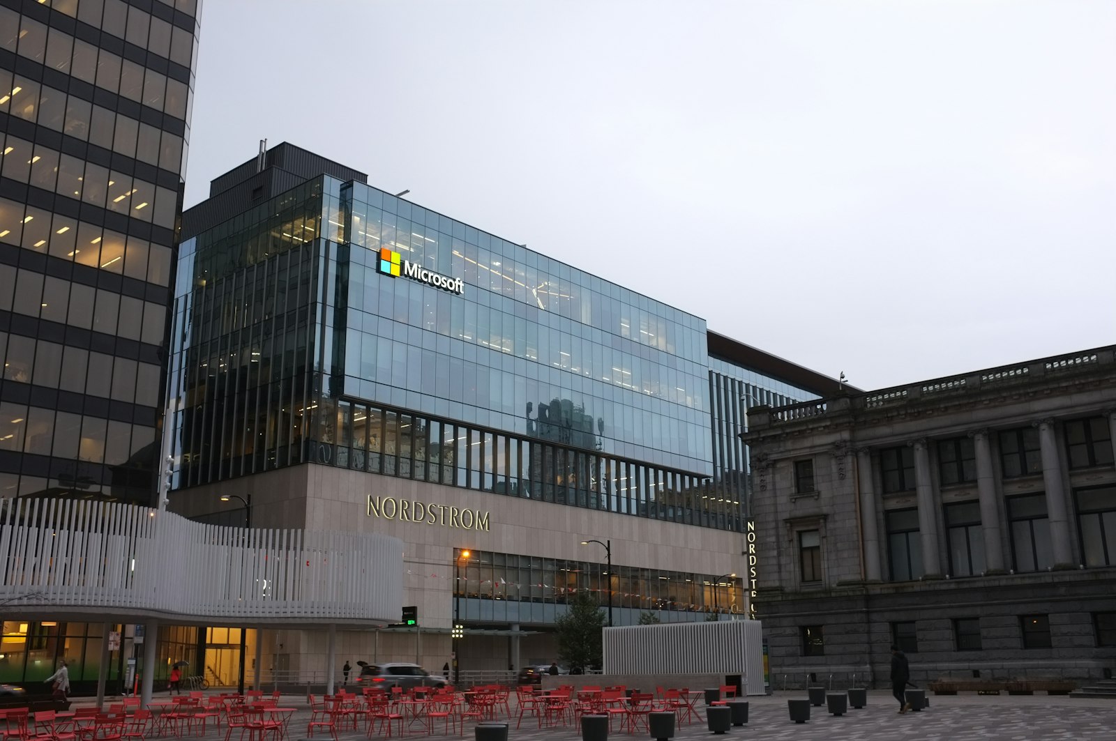 Microsoft-Bürogebäude mit Glasfassade, Symbolbild für die enge geschäftliche Verflechtung mit OpenAI