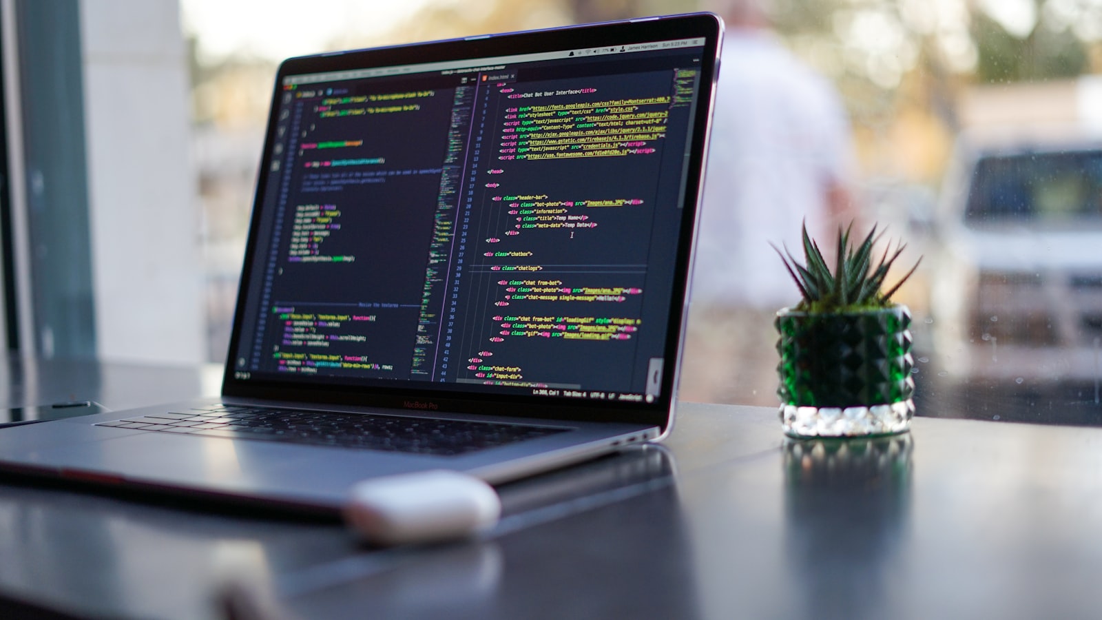 Laptop mit Terminalfenster bei der Softwareentwicklung