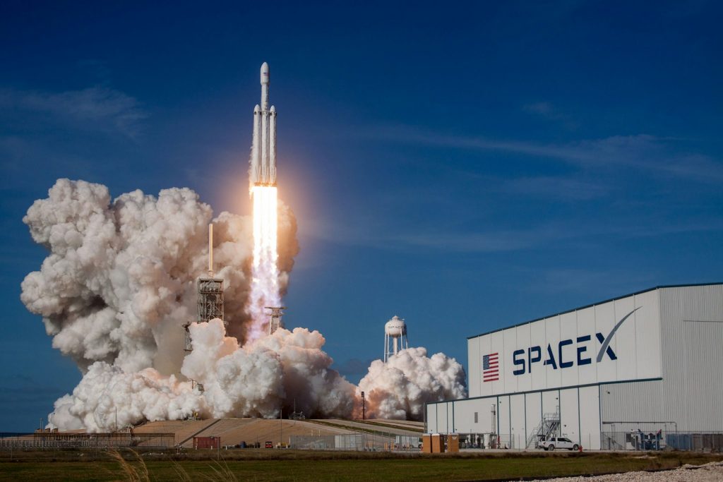 Startende SpaceX-Rakete, sinnbildlich für die Expansion des Raumfahrtkonzerns ins KI-Coding-Geschäft