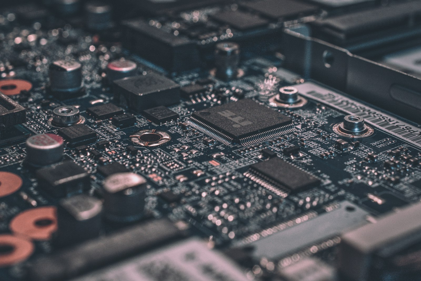 Elektronische Leiterplatte als Sinnbild für KI-Chips in Rüstungstechnik
