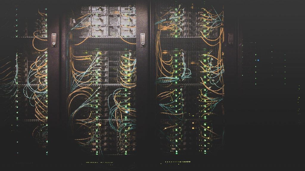 Rechenzentrum mit Serverracks und blauen Statusleuchten