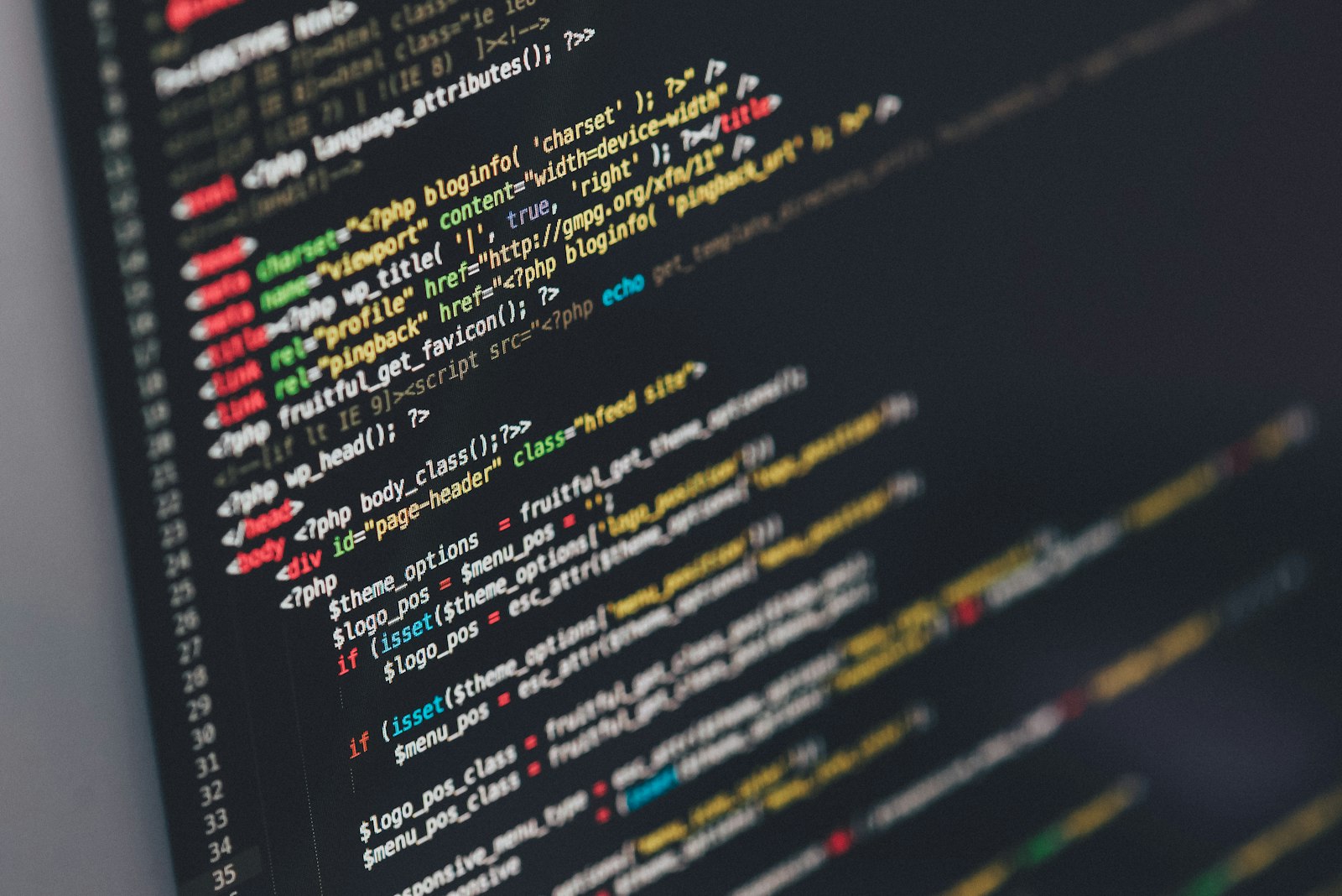 Abstrakte Darstellung eines Netzes aus Software-Code und Rechenhardware