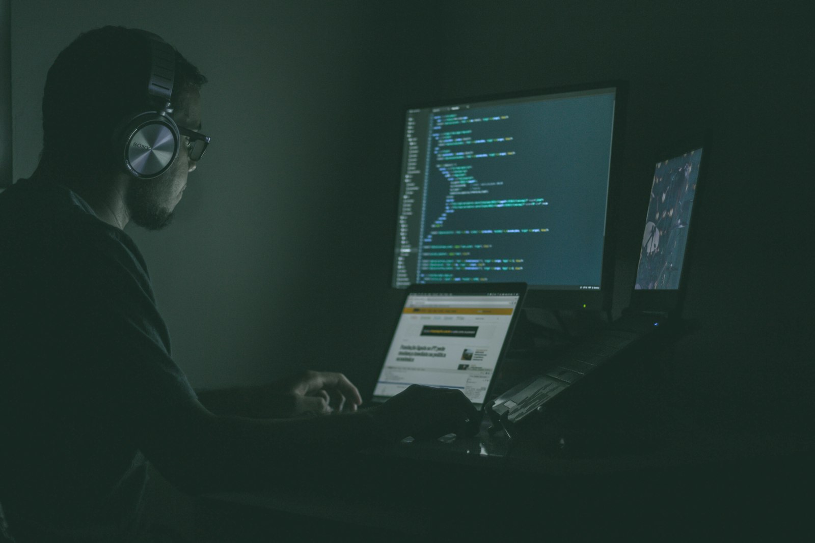 Dunkler Serverraum mit blau leuchtenden Kabeln als Symbol für Cybersicherheit und KI-Risiken