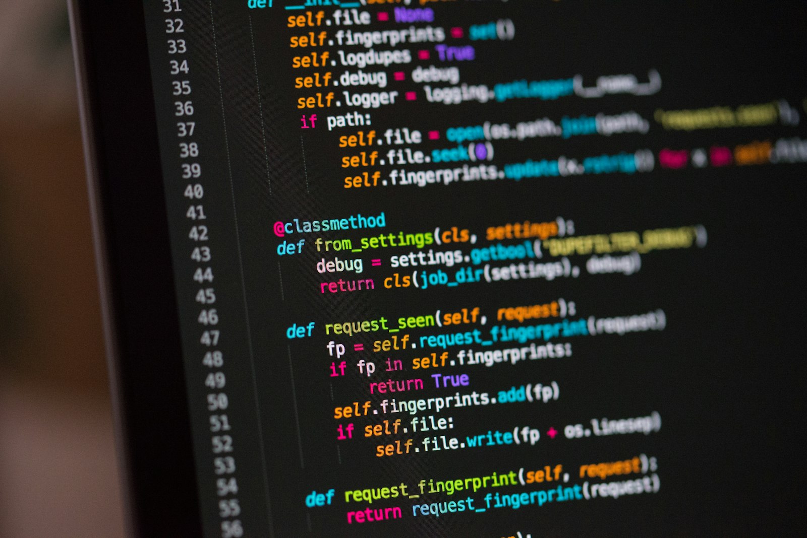 Symbolbild Softwareentwicklung: ein Bildschirm mit Programmcode in einem Editor