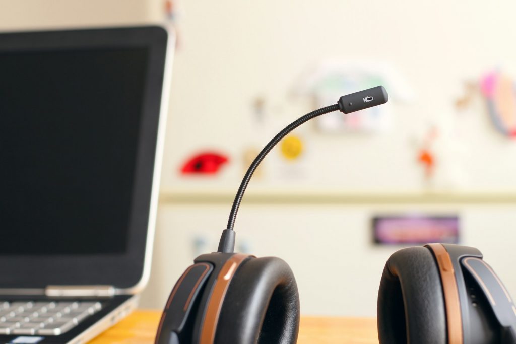 Headset auf einem aufgeräumten Arbeitsplatz als Symbol für digitalen Kundenservice