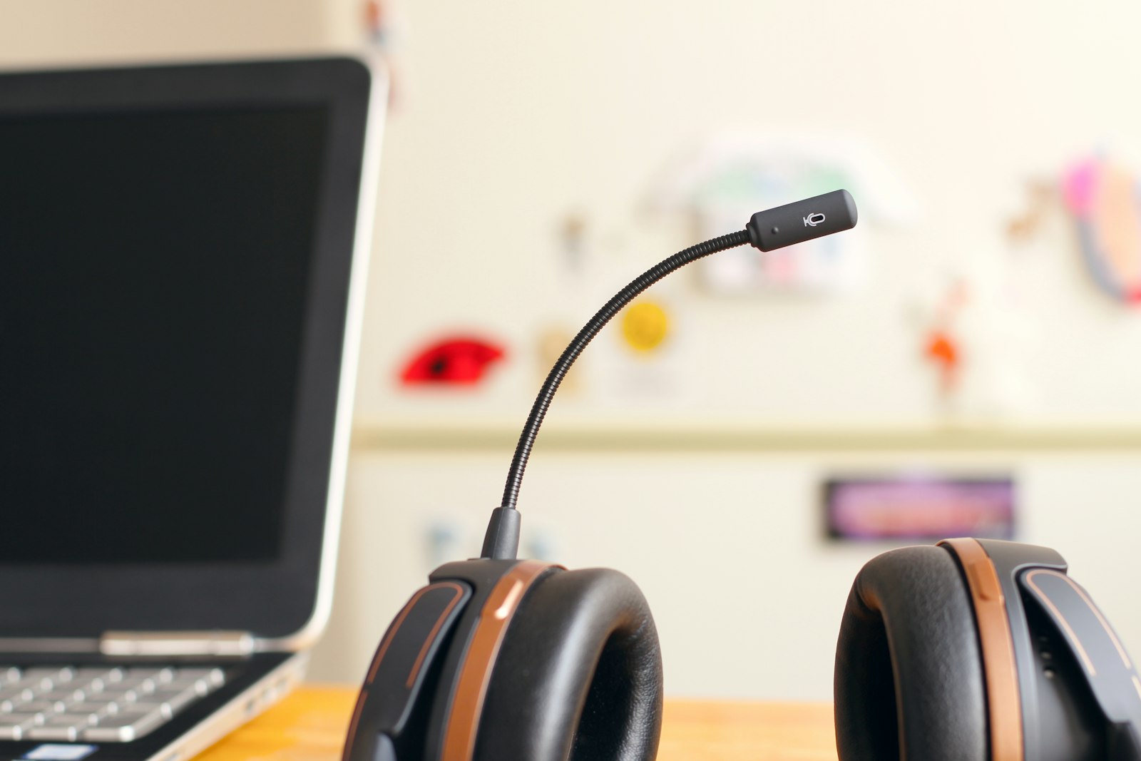 Headset auf einem aufgeräumten Arbeitsplatz als Symbol für digitalen Kundenservice