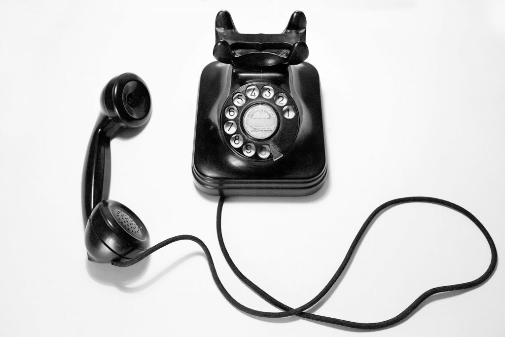 Person tippt nachts auf einem Smartphone, Symbolbild für Online-Betrug und Scam-Nachrichten