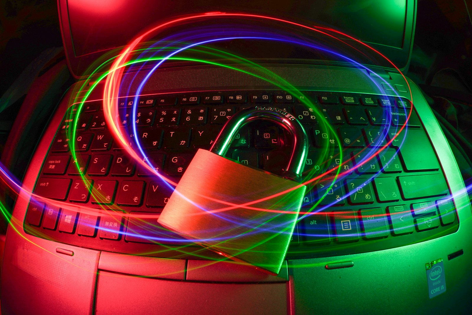 Abstrakte Darstellung eines gesicherten Rechenzentrum-Netzwerks mit blauem Licht