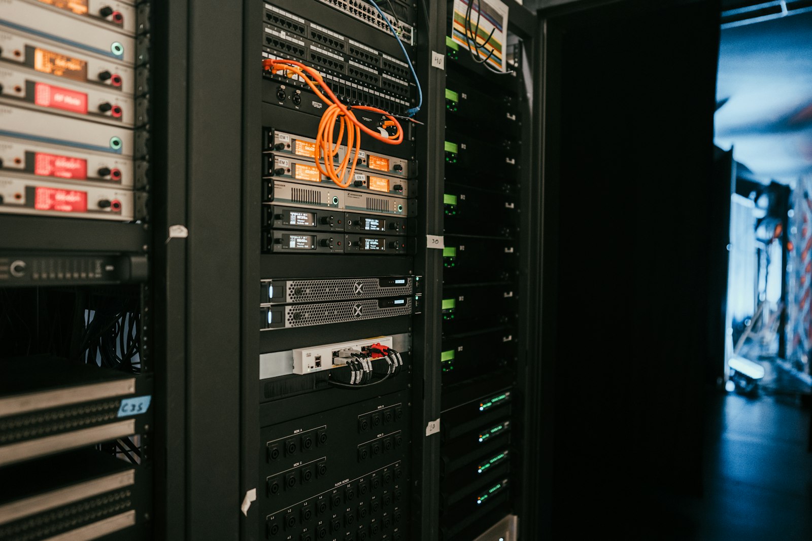 Serverraum mit Sicherheitsüberwachung und Netzwerkverbindungen