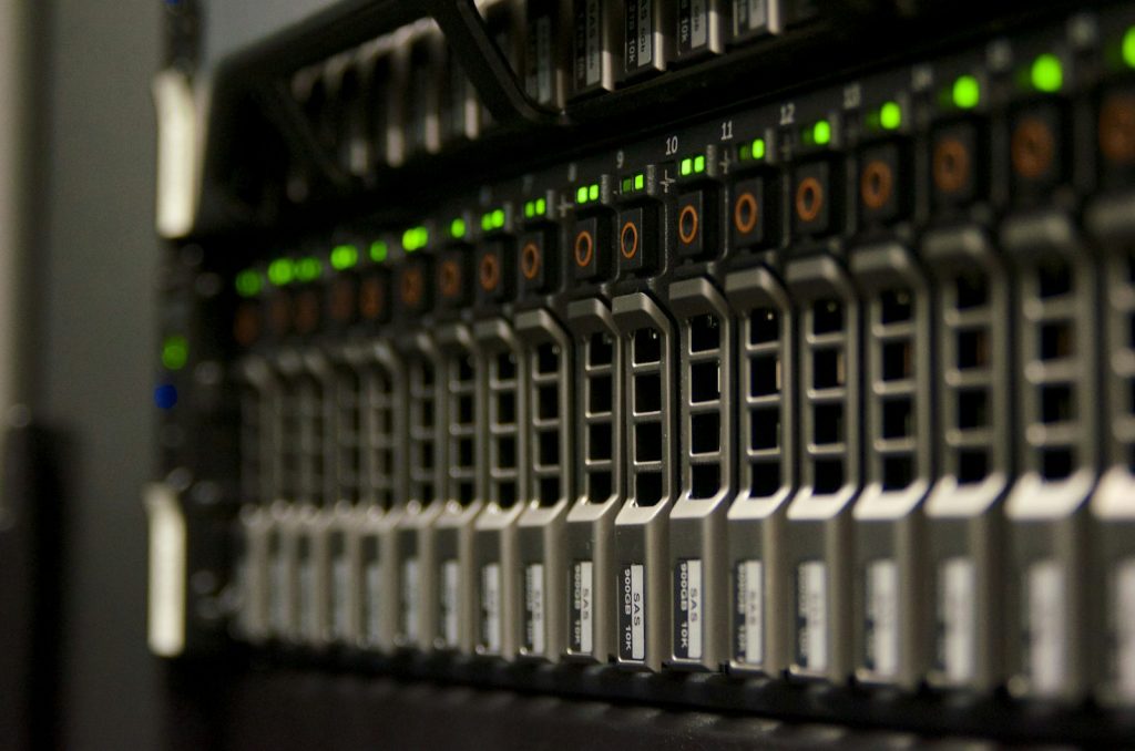Serverreihen in einem Rechenzentrum als Sinnbild für große KI-Modelle