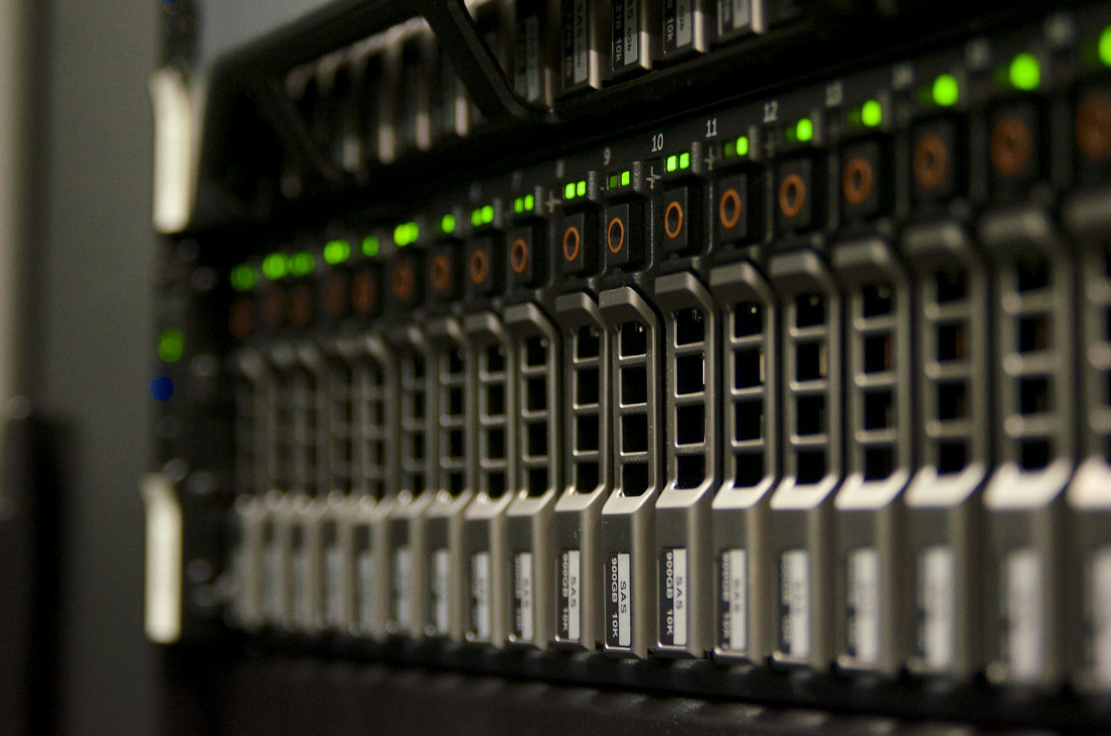 Serverreihen in einem Rechenzentrum als Sinnbild für große KI-Modelle