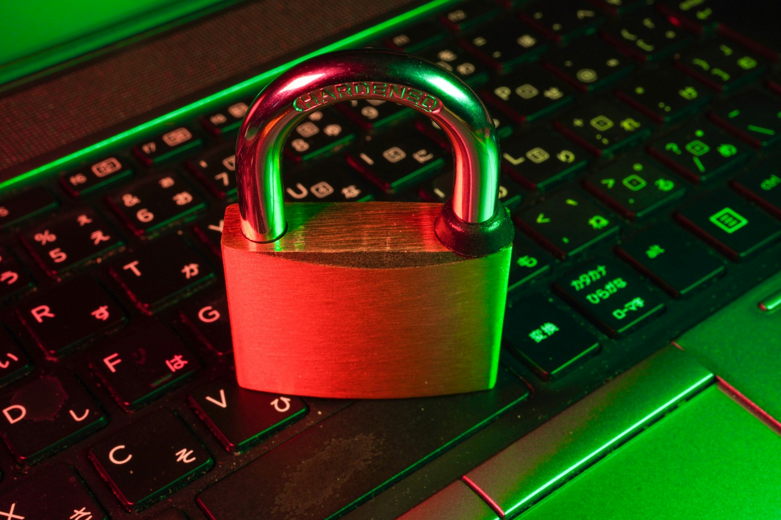 Abstraktes Bild eines Serverraums mit Sicherheitsschloss als Symbol für KI-Sicherheitslücken