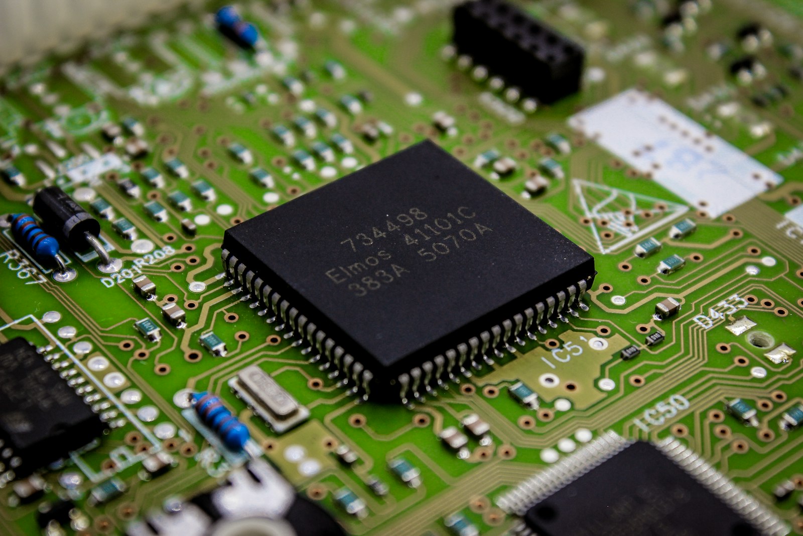 Nahaufnahme eines Arbeitsspeicher-Chips auf einer Platine als Symbol für die globale Speicherkrise