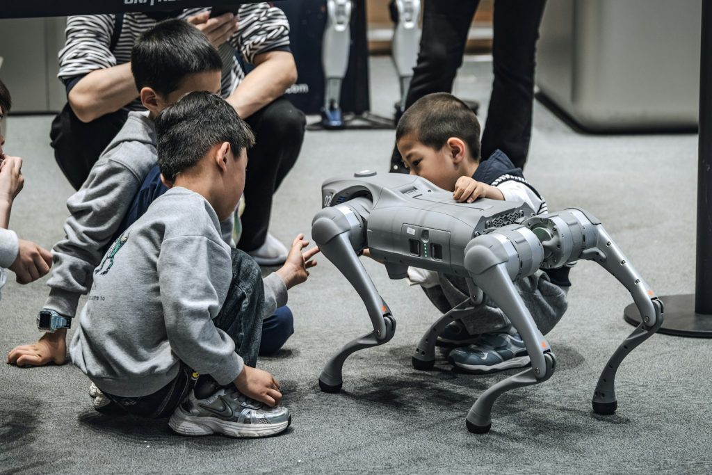 Ein humanoider Roboter in einer Fertigungshalle in China
