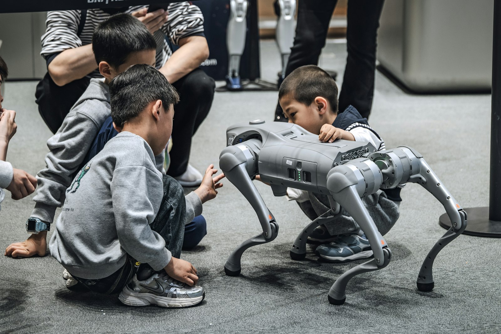 Ein humanoider Roboter in einer Fertigungshalle in China